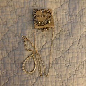 Long necklace with a pair of studs